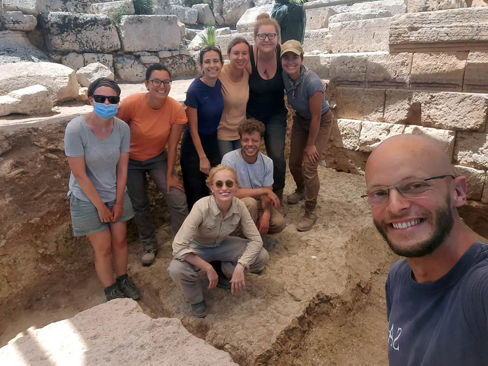 Group photo on the excavation site in the 'ussie' style with Luca holding the camera
